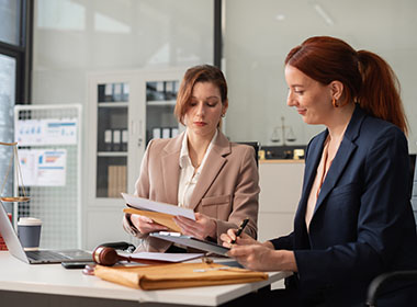 legal-and-corporate-consultation-concept-focusing-on-law-advice-and-business-agreements
